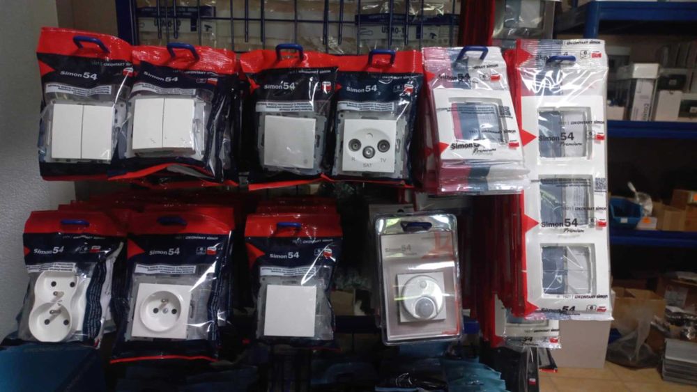 Łączniki, gniazdka, ramki z serii SIMON 54 biały