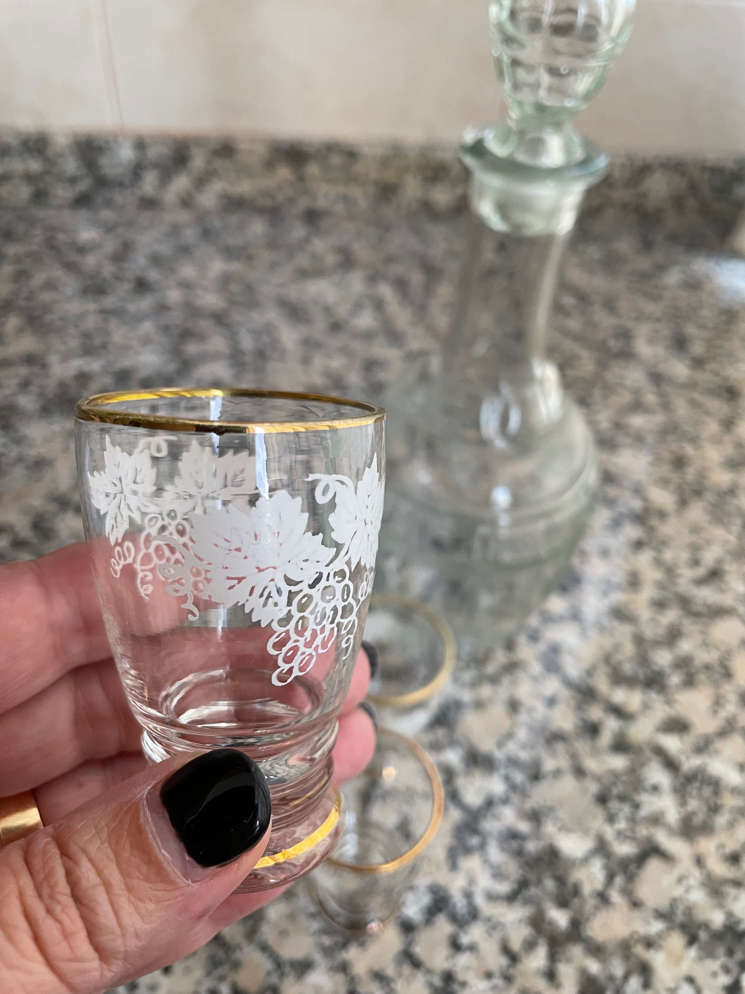Peças antigas: Garrafa e 5 copos de licor em vidro
