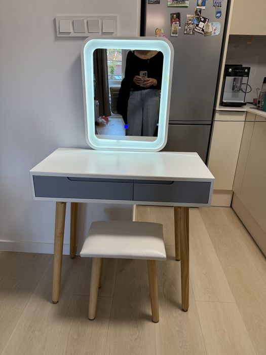 Toaletka z lustrem LED i pufem z Belliani DIEPPE