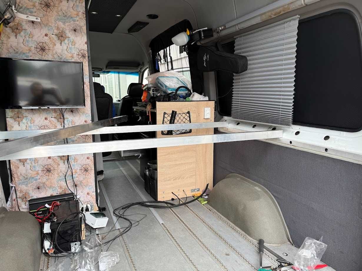 Łóżko do kampera zabudowa na wymiar do vana campervan