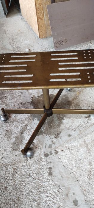 Столик железный.