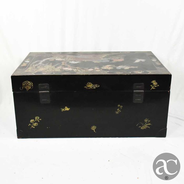 Baú em laca Chinesa pintado à mão, com estrado em madeira