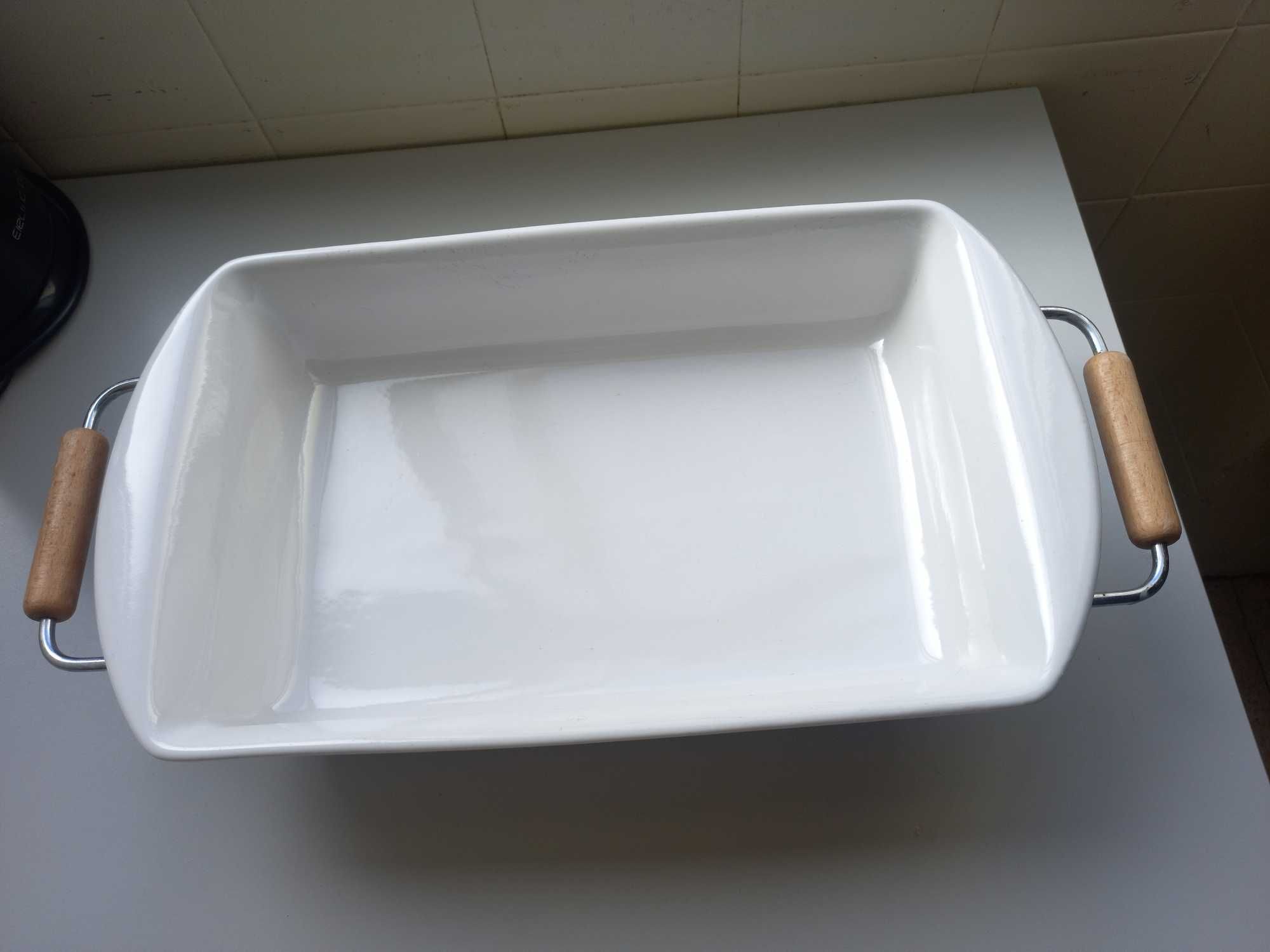 Travessa de loiça e suporte para ir a mesa