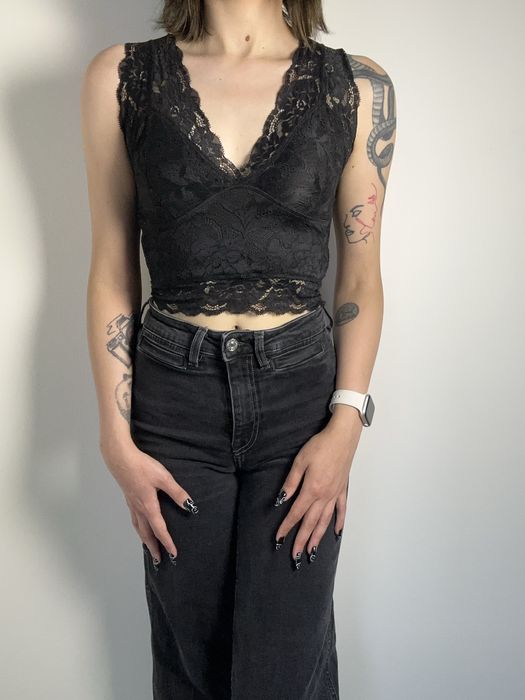 Czarny koronkowy crop top z dekoltem V rozm. S Amisu