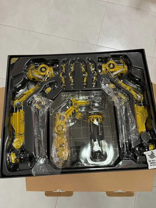 Hot toys Suit Up Gantry With MARK IV Iron Man limited Edition