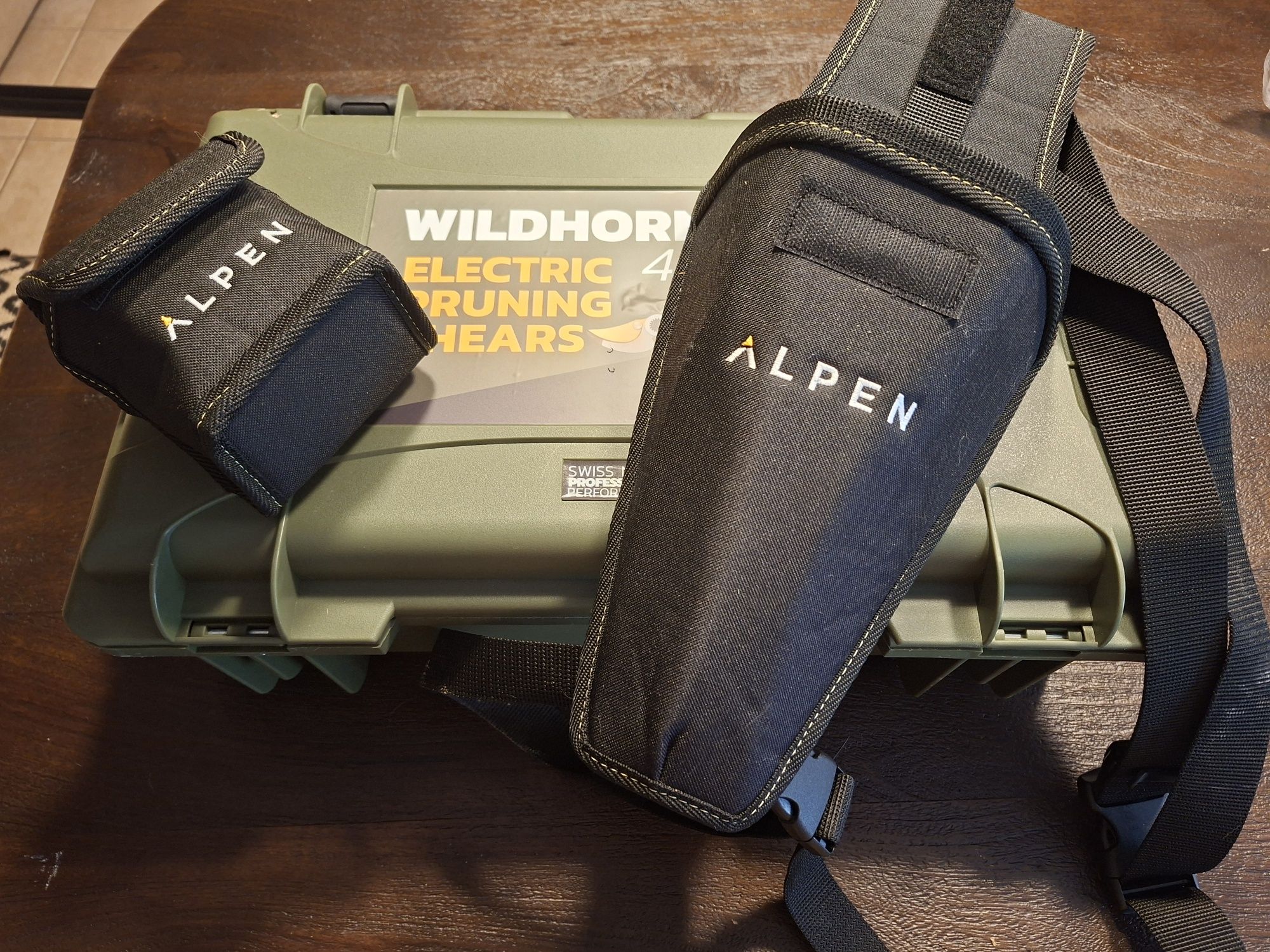Tesoura da Poda Eleltrica com duas baterias Alpen WILDHORN 40