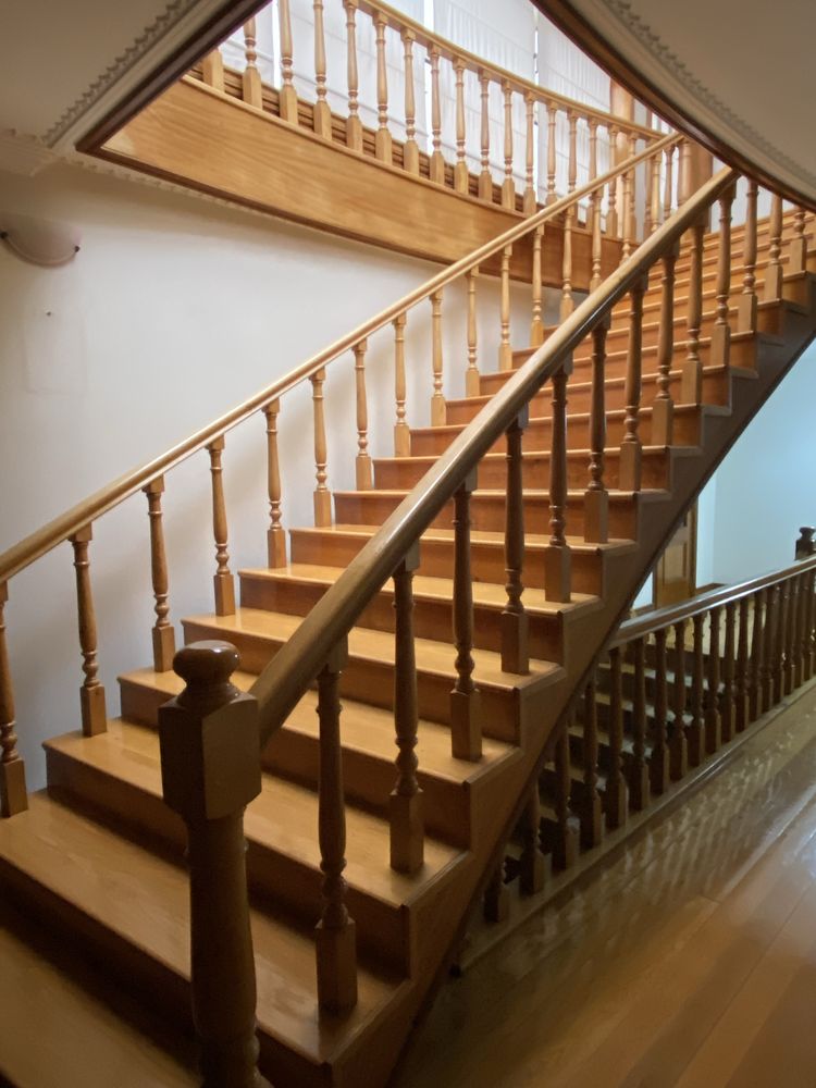 Prumos de Madeira Maciça para Escadas - Design Clássico