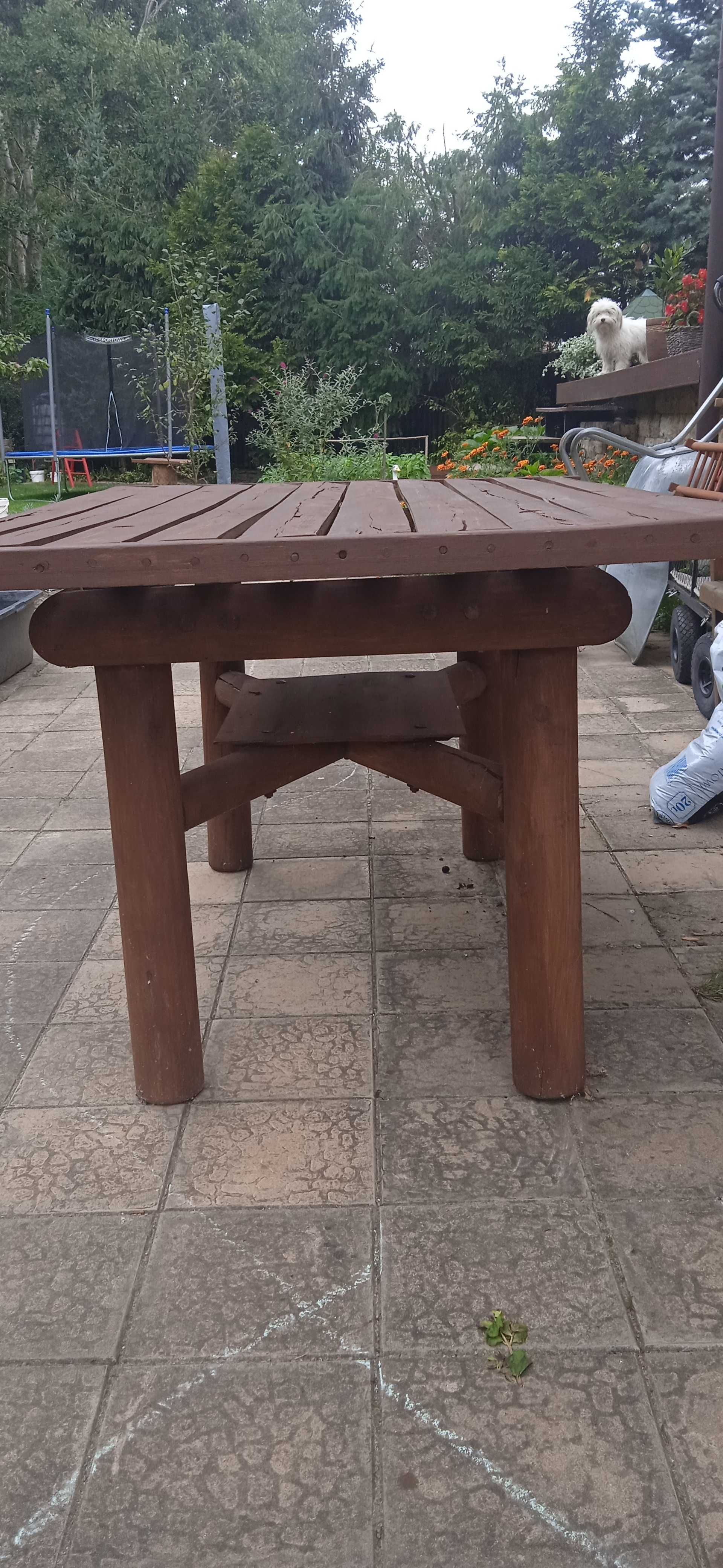 Duży stół biesiadny z litego drewna.