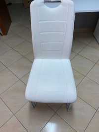 Białe krzesło biurowe