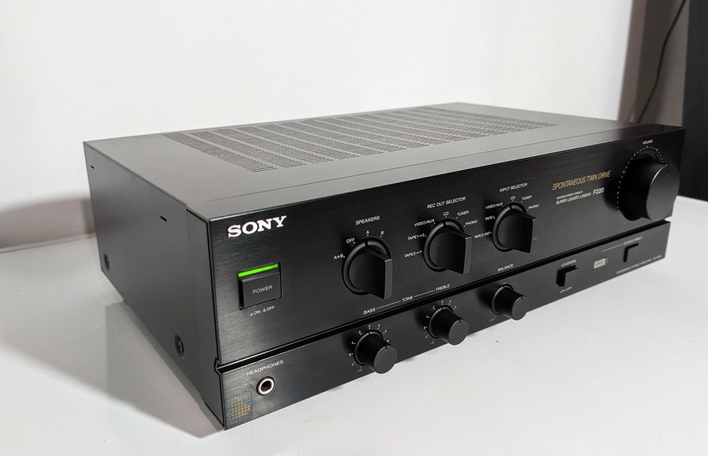 Підсилювч Sony TA-F220, має 80 Вт/канал/транзисторний/4-16 Ом/Японія