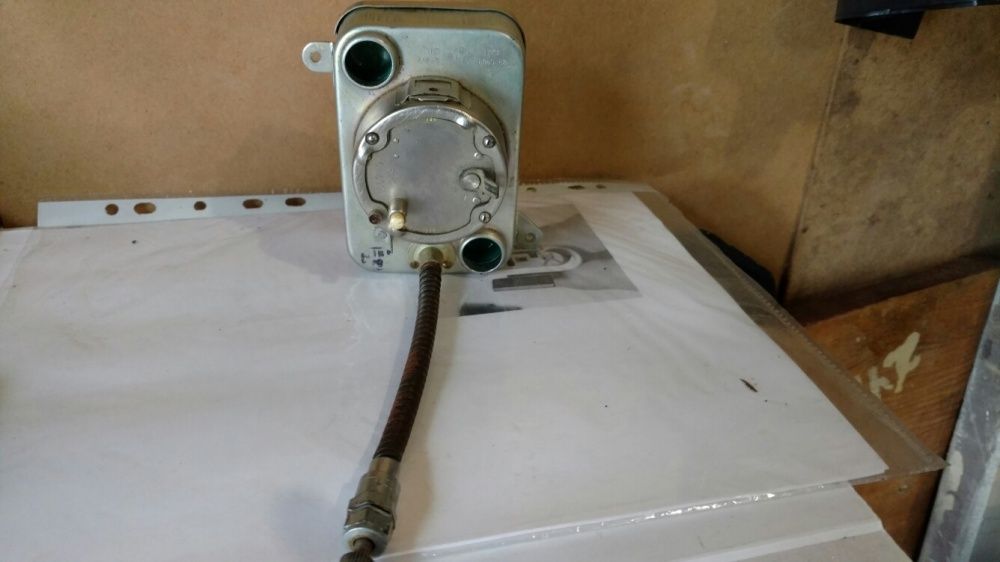 Годинник  автомобільний,люмінесцентні  стрілки.