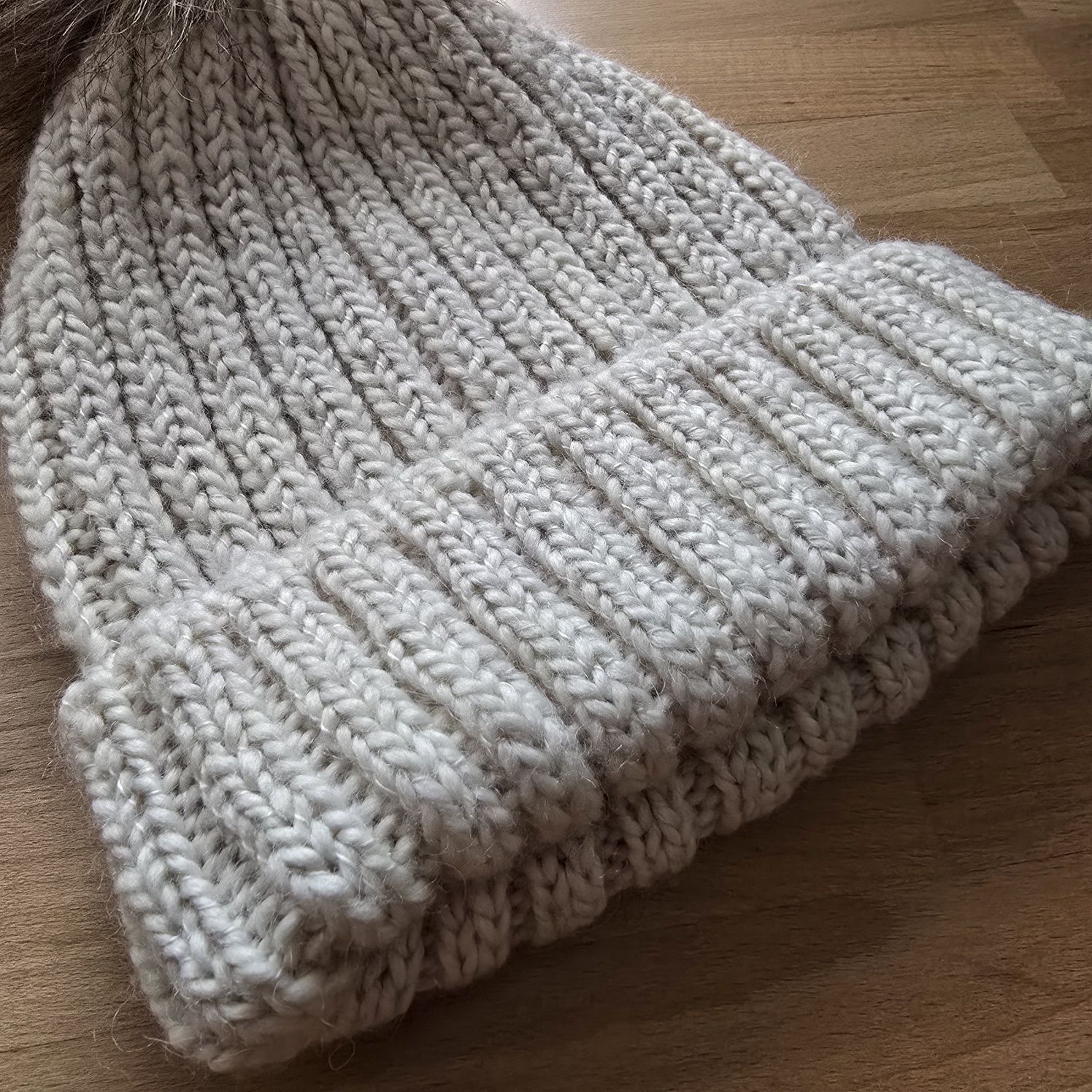 Czapka z bąblem HM wełna beżowa wool nude