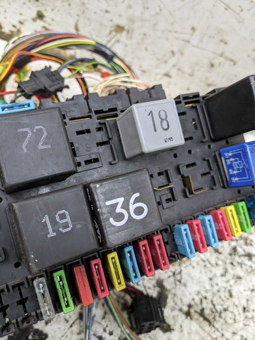 Volkswagen Passat B4 Golf III 1.9 TDI Skrzynka Bezpieczników