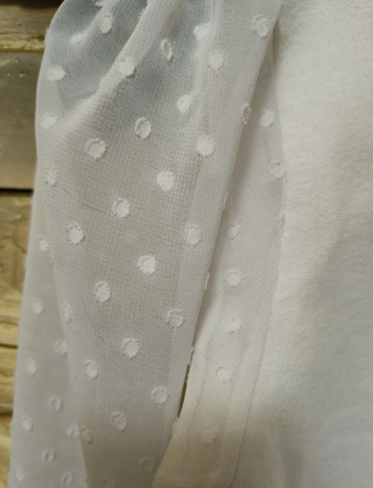 Biała, elegancka bluzeczka z długim, tiulowym rękawem, r. 140
