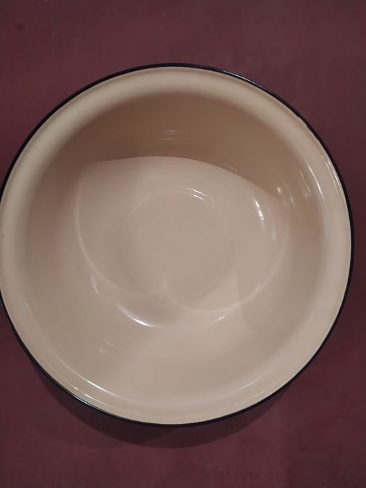 Емалірована миска.