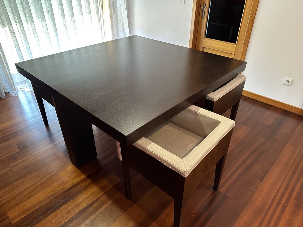 Mesa de jantar quadrada com 4 cadeiras