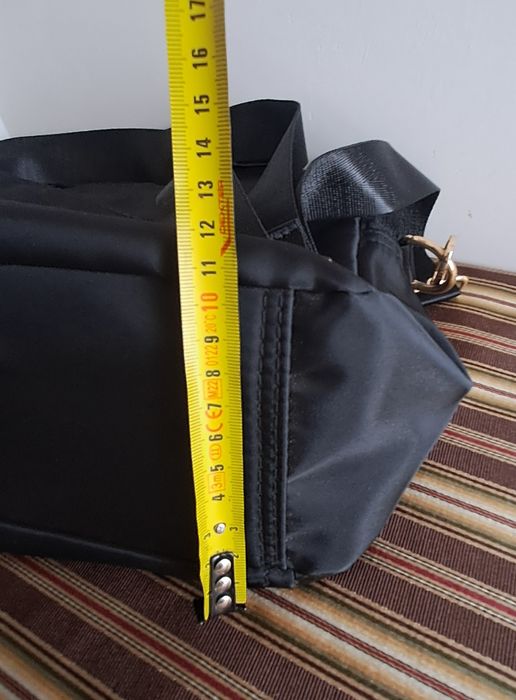 Carteira preta em tecido impermeável com várias divisórias, pratica e