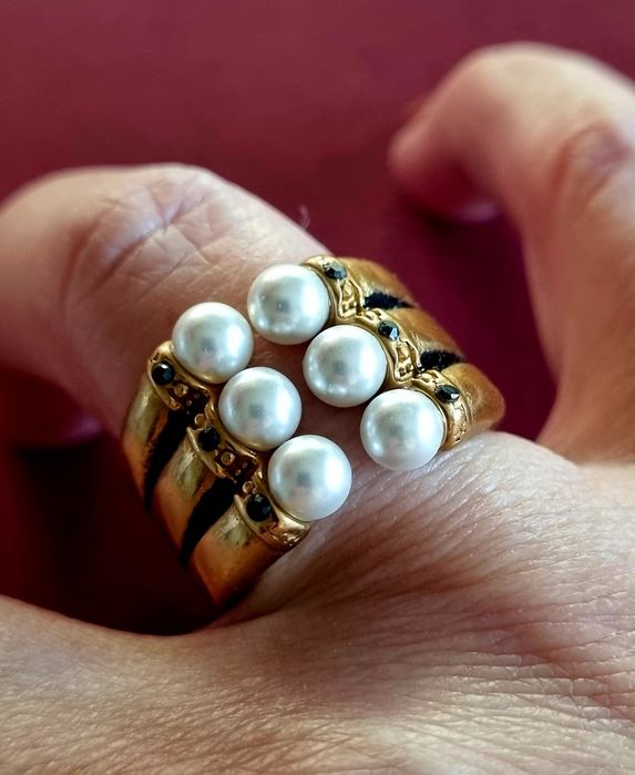 Anel dourado e preto, em aço, com 6 pérolas e 6 pedrinhas pretas. T18