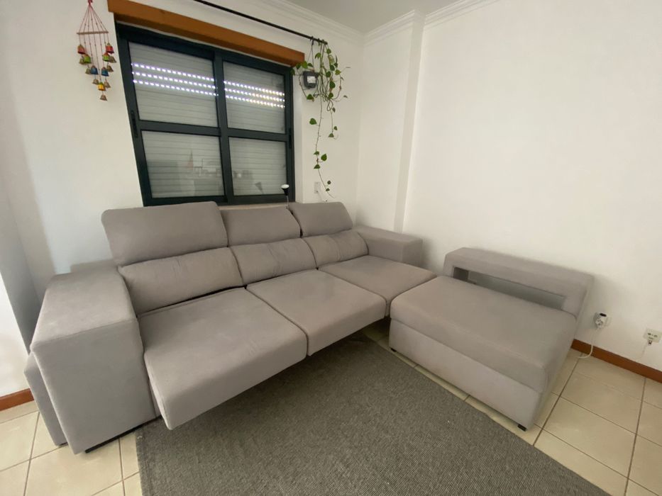 Sofá chaise long tres lugares cinzento