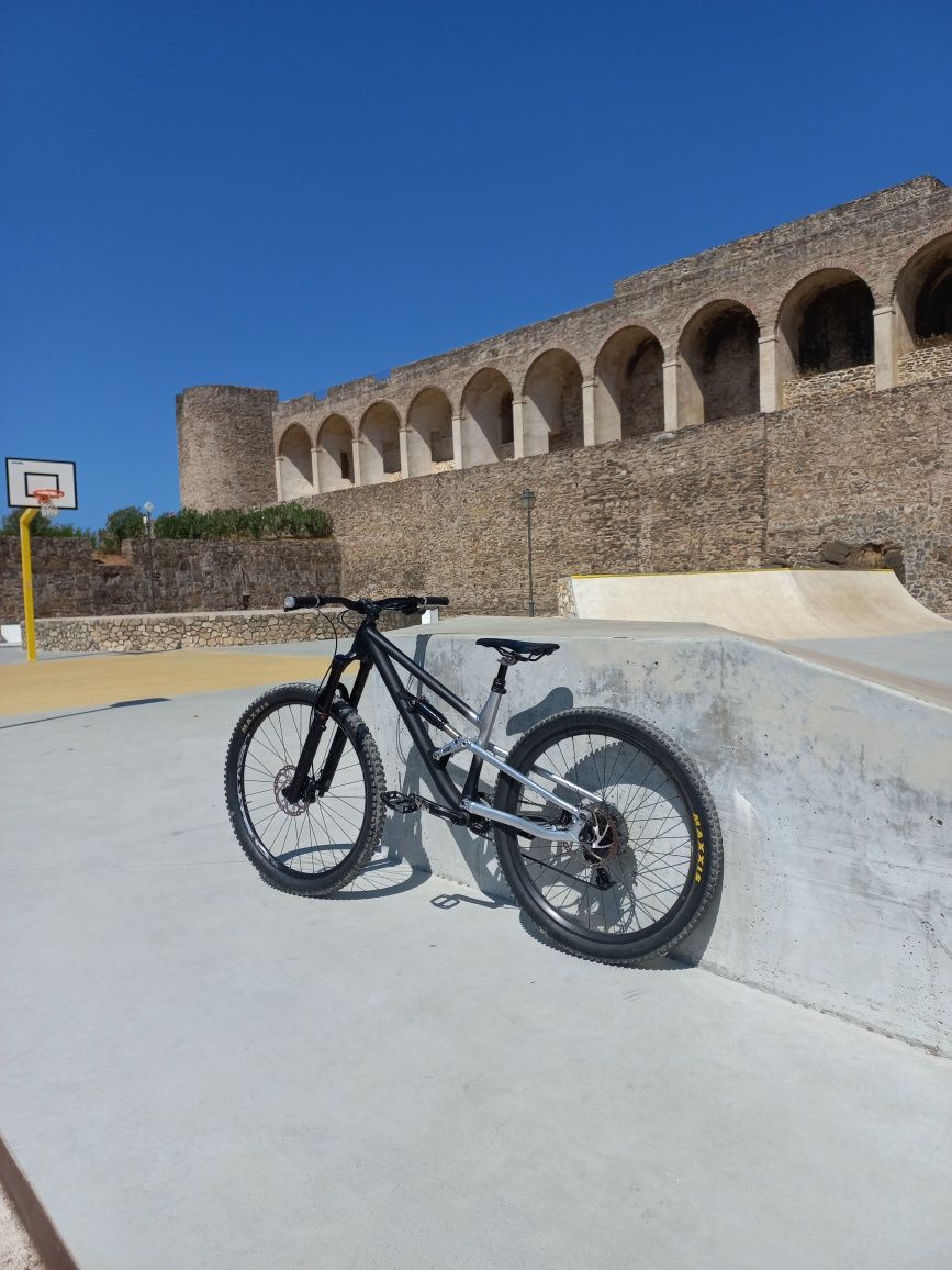 Bicicleta de enduro mullet