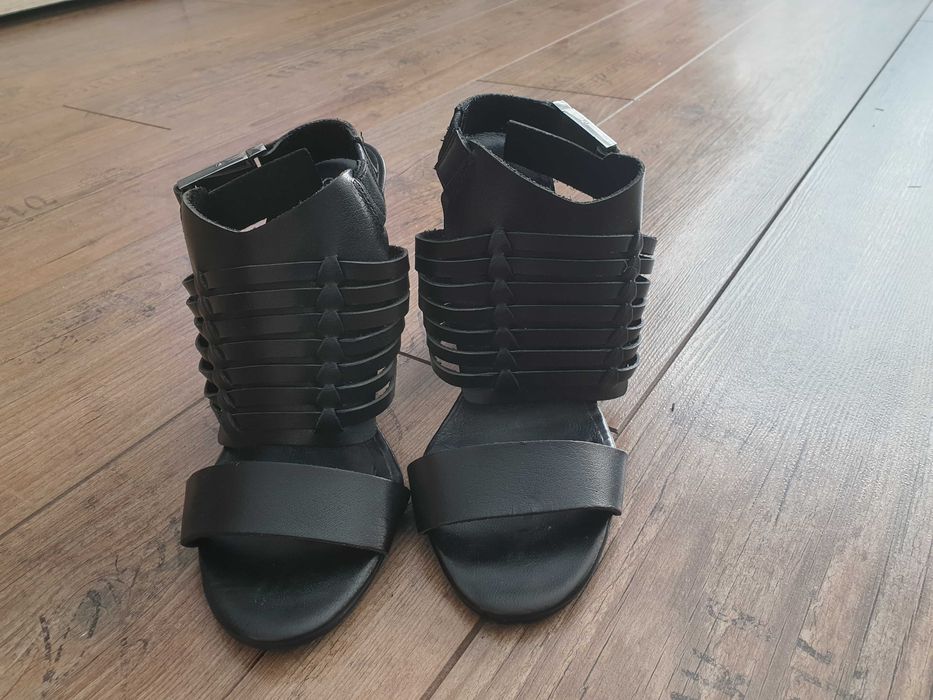 Czarne buty na obcasie/sandały Mohito