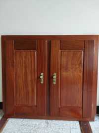 2 Portas de armário em madeira maciça,com aro em muito bom estado