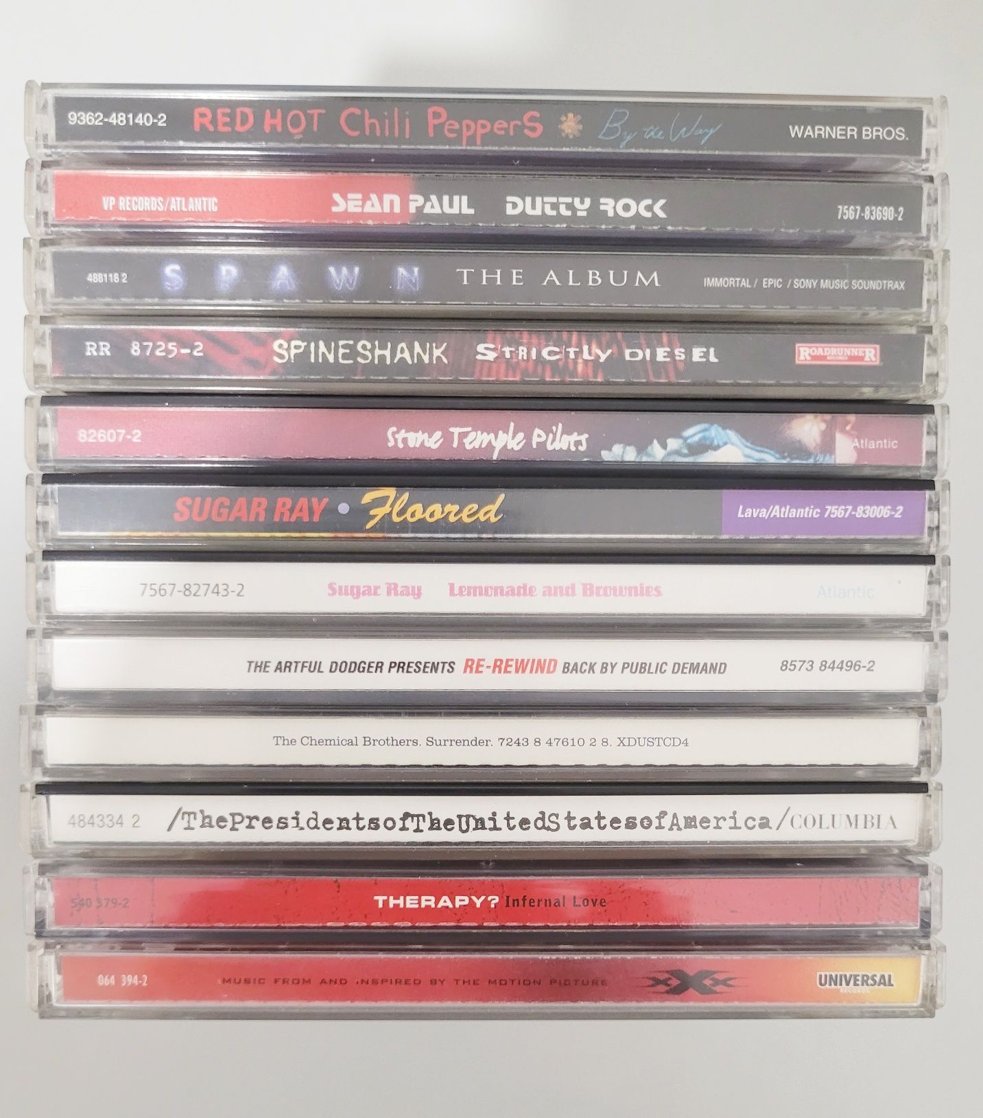 CDs de música de diversos grupos e géneros musicais