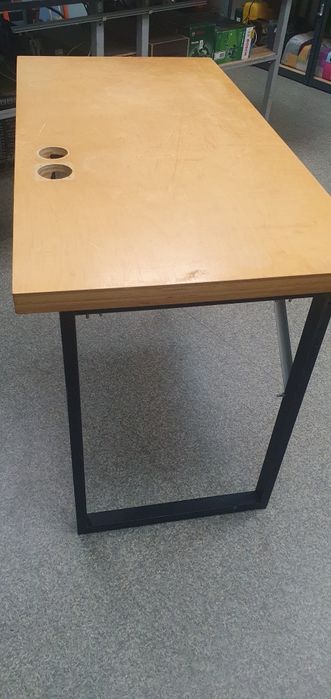 Міцний стіл/парта.