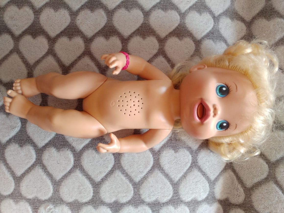 Lalka interaktywna w żółtym ubranku baby alive Hasbro polska wersja