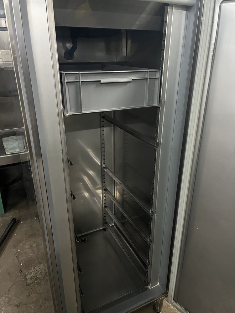 Arca vertical de Refrigeração INFRICO com 7 caixas com grelhas