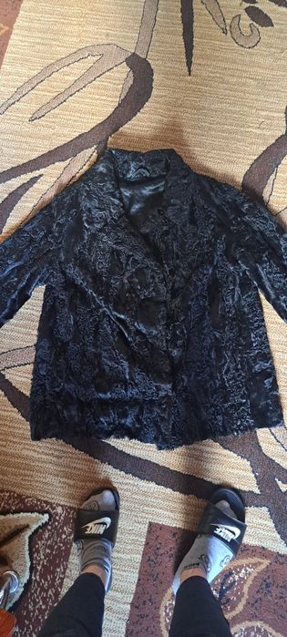 Krótkie naturalne czarne futro z karakuł