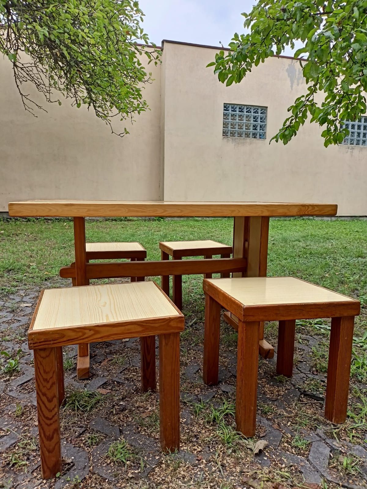 Drewniany stół że stołkami