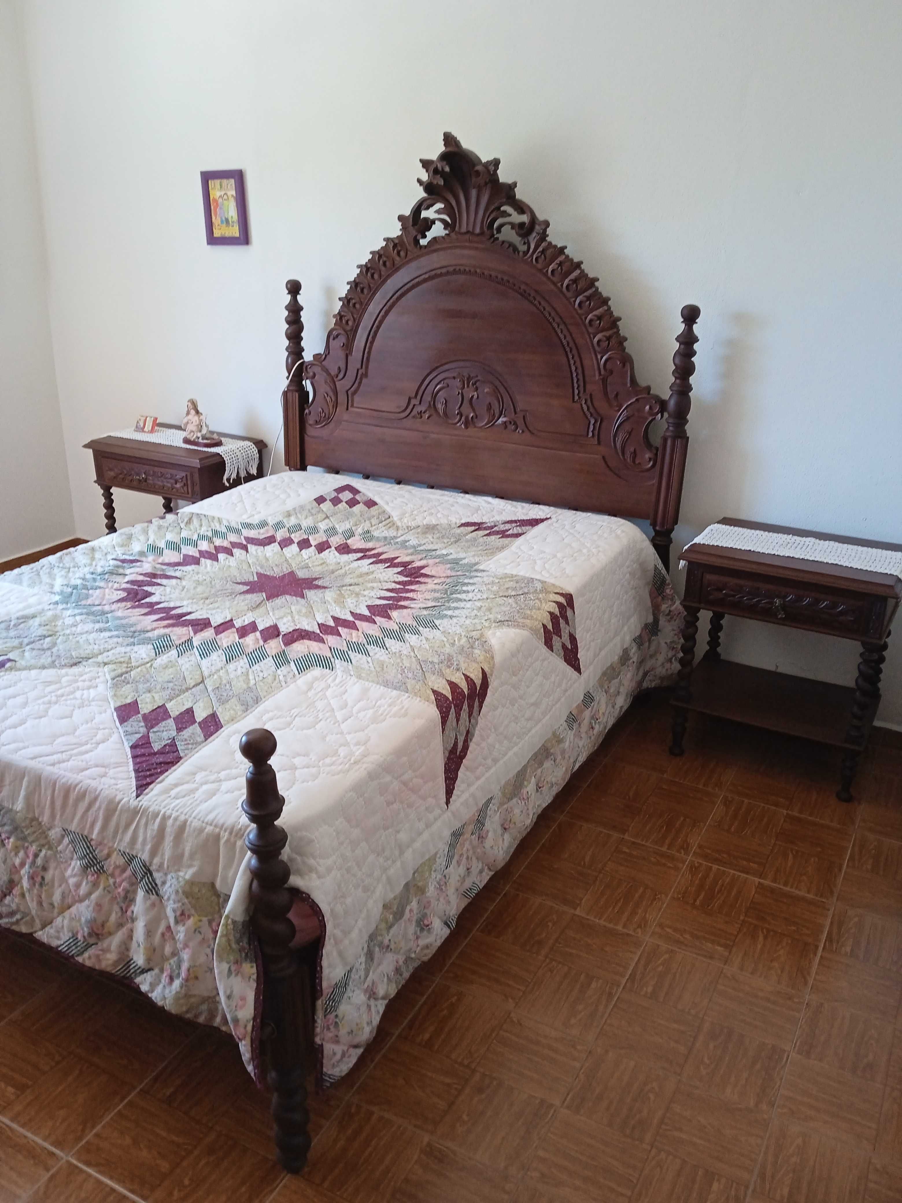 Móvel de QUARTO COMPLETO (Colchão incluído) em Nogueira