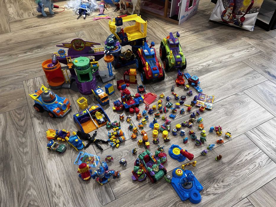 Mix SUPER ZINGS, ok. 70 figurek, 3 duże pojazdy, 2 bazy i inne