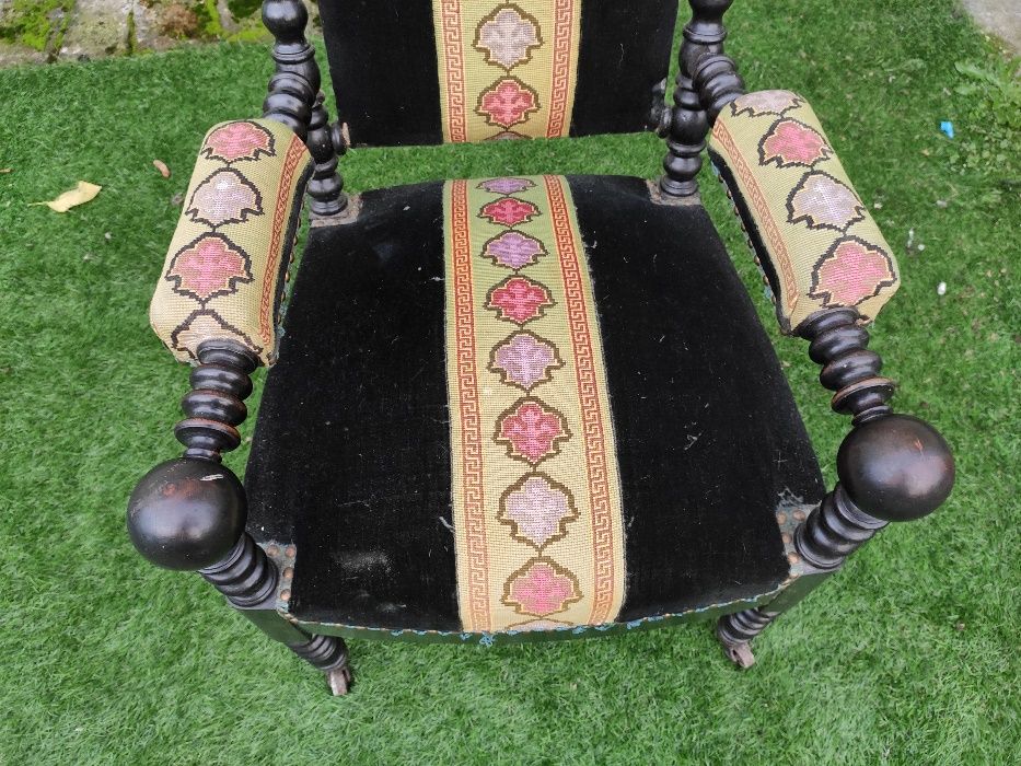 stary fotel tron w stylu Napoleona III