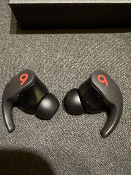Beats Fit Pro czarne – mega bas, super trzymają się ucha
