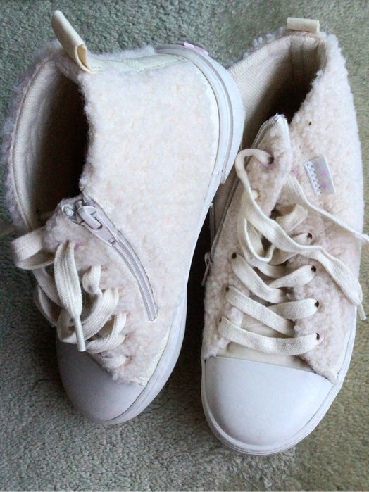 Botas cinzentas e sapatilhas bege com pelo t33