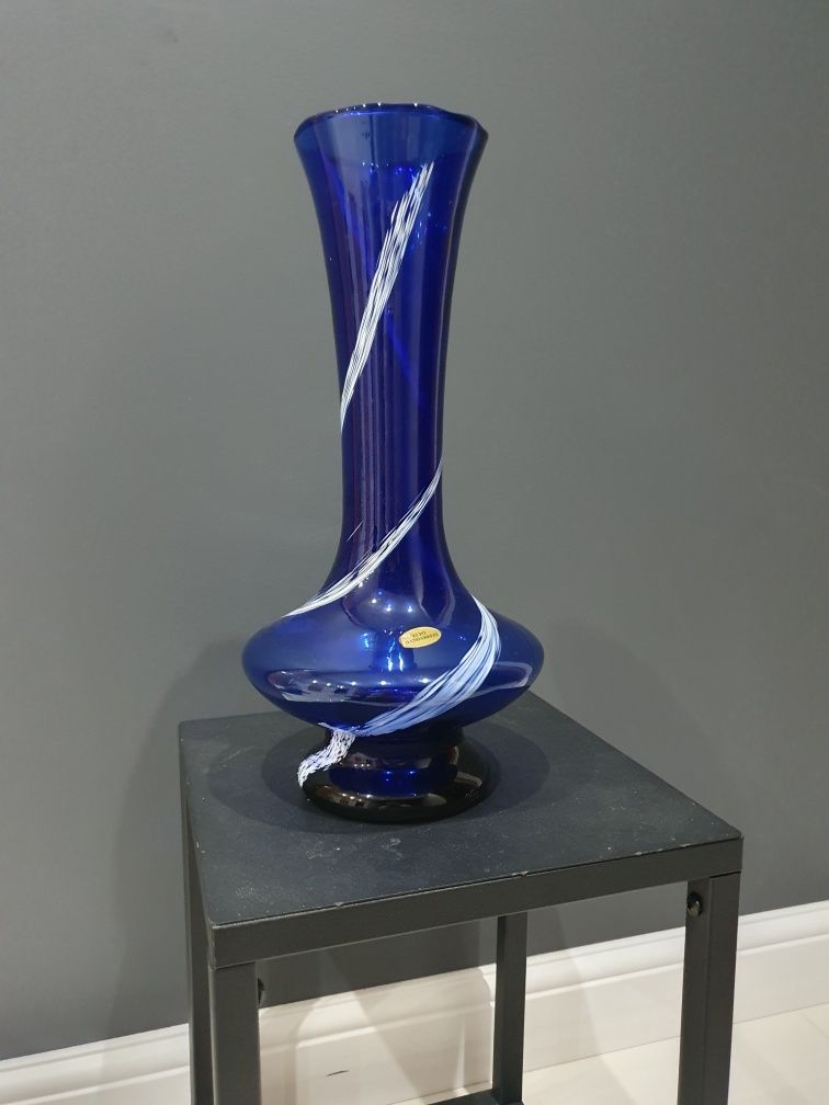 Kobaltowy wazon z białym dekorem