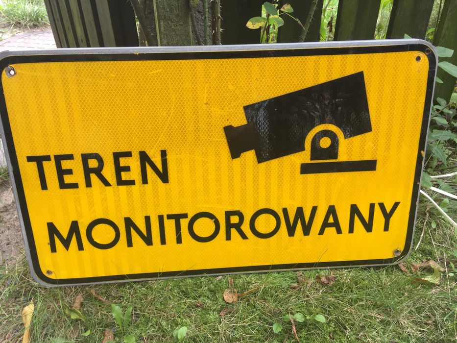 Metalowy znak drogowy
