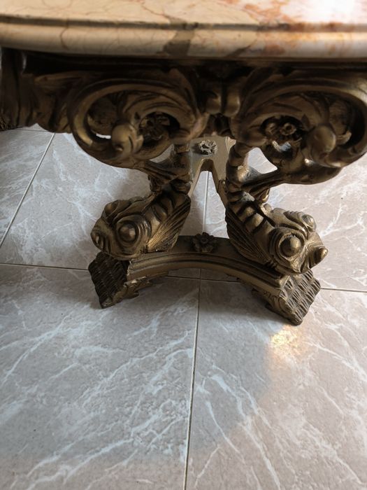 Mesa Coberta de Mármore