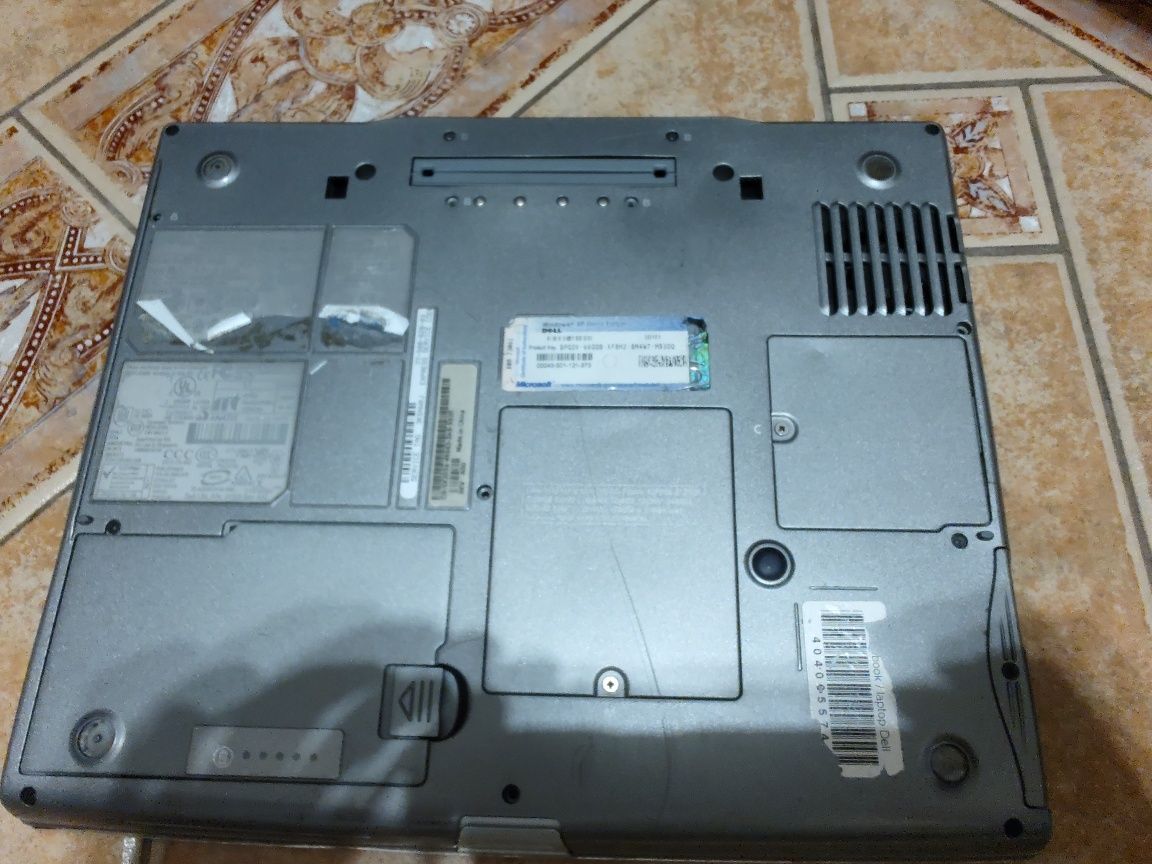 Dell Latitude D600 laptop notebook MacBook uszkodzony kompletny