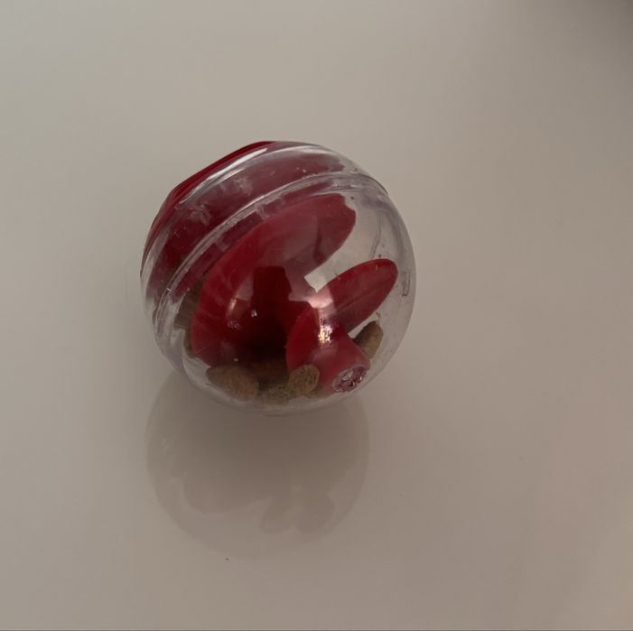 Interaktywna kula dla kota na przysmaki