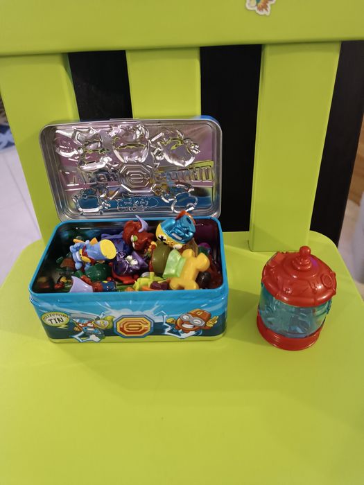 Zestaw zingsow z metalowym pudełkiem.