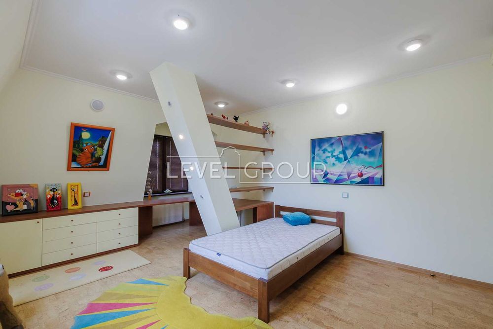 Оренда  дворівневої  квартири Алли Горської 8