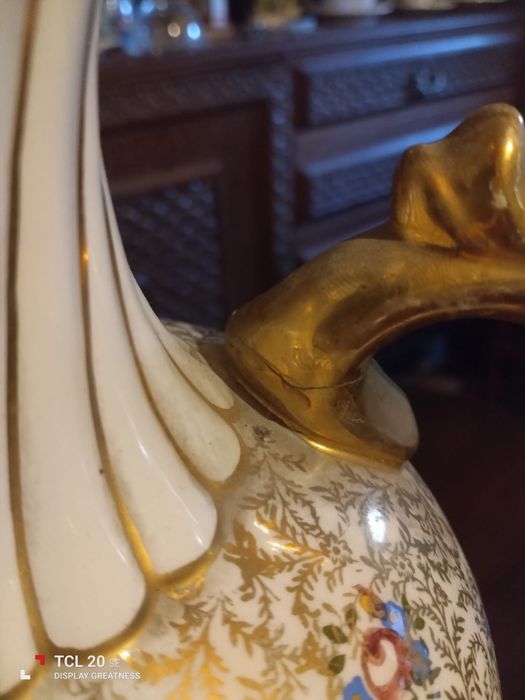 Jarra em louça pintada à mão