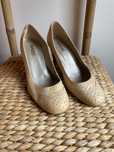 Sapatos de salto elegantes