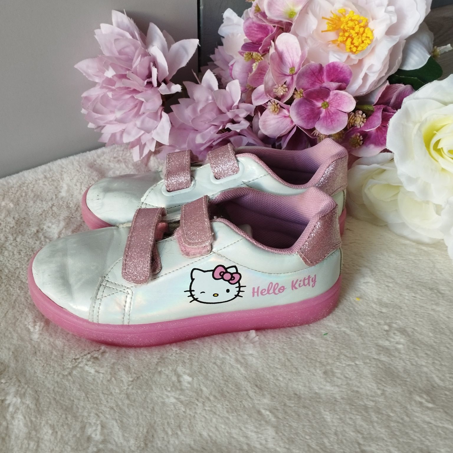 Biało-różowe adidasy Hello Kitty na rzepy, rozmiar 29