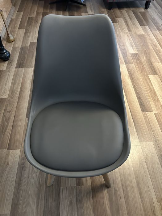 Krzesla fotele z miekkim skurzanym siedziskiem 12 sztuk