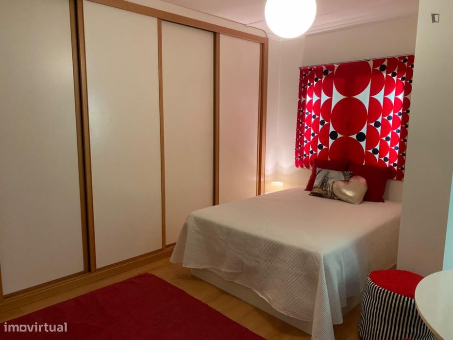 Quarto - localizado em Xabregas Lisbon
