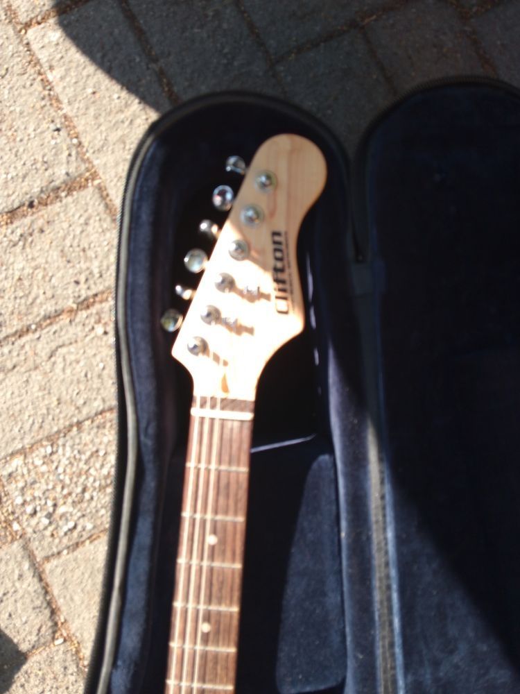 Sprzedam widoczną na zdjęcia gitarę elektryczną